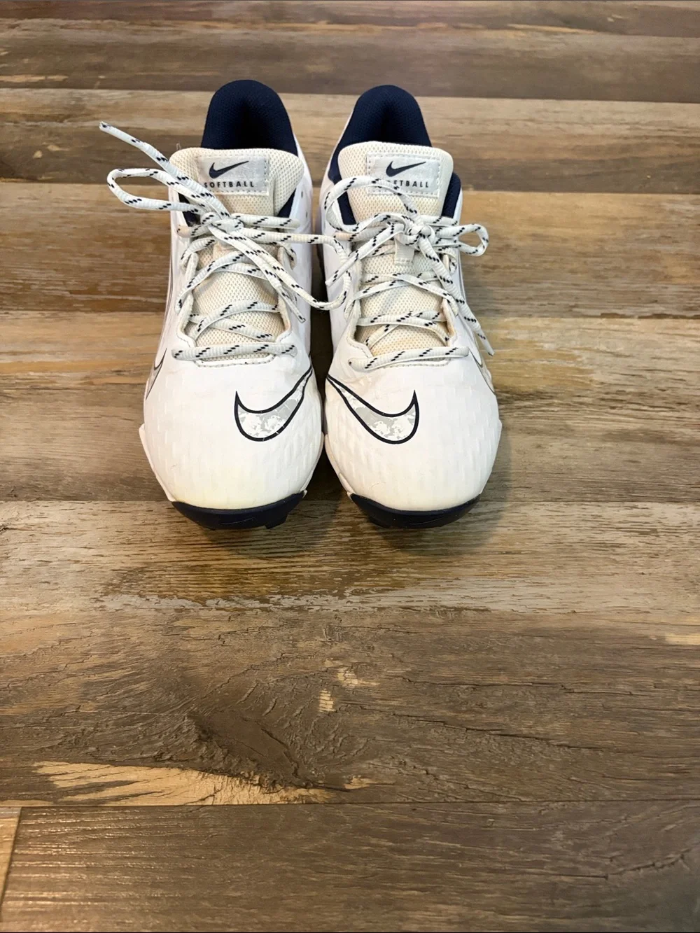 Nike Womens White and Navy Softball Cleats
